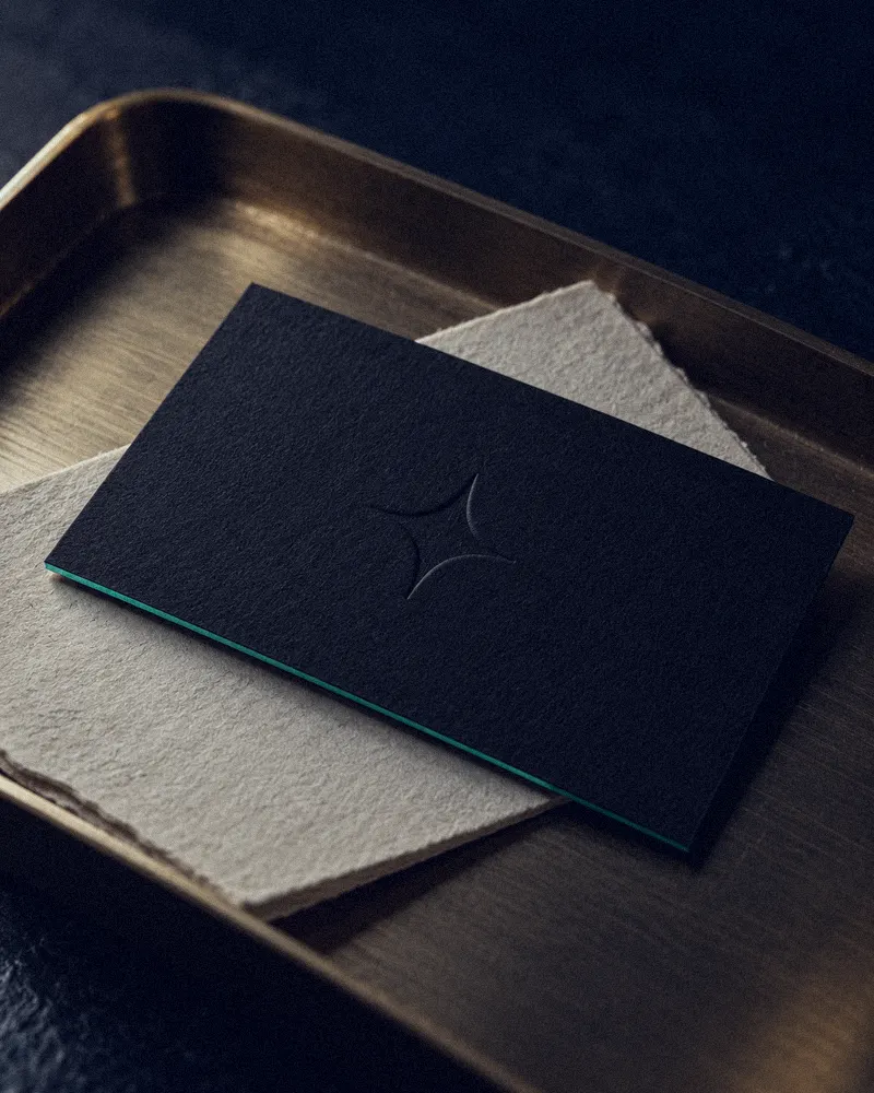 Papelaria premium com relevo seco e detalhe teal